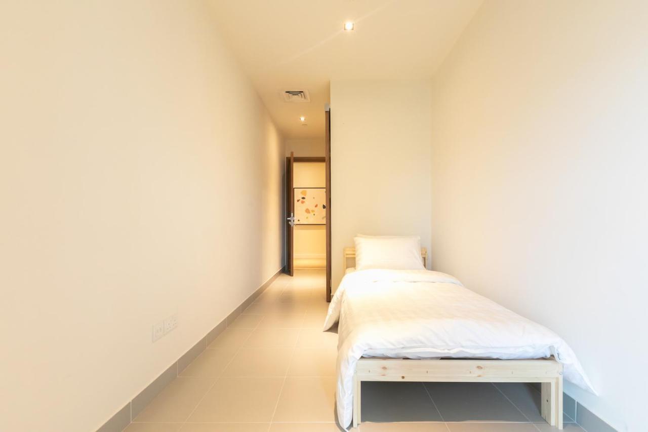 Dhh - Welcome To Your New With Splendid Interiors In City Walk Building 11b Apartamento