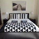 Higuests - Charming Apt With Terrace Facing Burj Khalifa