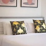 Lively Pop Apartment On The Business Bay Canal