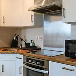 Higuests - Snug Studio With Balcony In The Heart Of Downtown