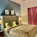 Chic 3 Bedroom Apartment