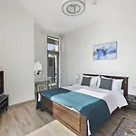Vayk - Spacious Two Bedroom Near Canal