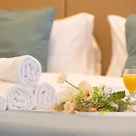 1 Minute Walk To Dubai Mall, 2 Bedroom Luxe Apartment In Elite Building With Pool And Gym