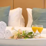 1 Minute Walk To Dubai Mall, 2 Bedroom Luxe Apartment In Elite Building With Pool And Gym