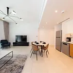 1Br In A Prime Jbr Location With Beach Access