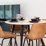 1Br In A Prime Jbr Location With Beach Access