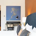 Luxurious Unique 2 Bed With Private Jacuzzi & Garden - Connected To Souk Al Bahar - Dubai Mall