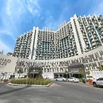 Farhad Azizi - 10 Mins From Dubai Airport