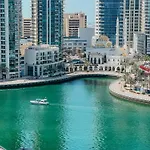 Dubai Marina Delight: Spacious Retreat For Groups