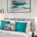 Modern And Bright Studio In The Heart Of Downtown