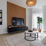 Serene Chic Flat 180 Degree Lake & Marina Skyline View