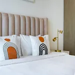 Exclusive 4 Bedroom Apartment I Burj Khalifa And Fountain Views I Free Wi-Fi, Pool, Gym & Parking I By Meerak