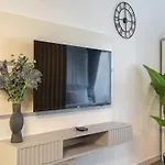 Heavenly Studio In Jvc With Lots Of Dining Options Nearby