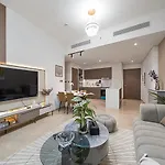 Luxury Home With City Views Near Dubai Mall 196Gr-1