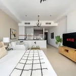 Luxurious Studio Apartment With Canal View In Court Tower