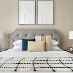 Luxurious Studio Apartment With Canal View In Court Tower