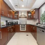 Modernized 2 Bedroom Apartment In Downtown And Sleeps 6