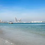 Spacious Beachfront 2 Bedroom Apartment - The 8