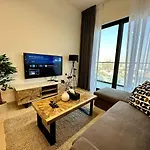 Stylish 1Br Apartment With Balcony & Cityscape Views In Binghatti Heights