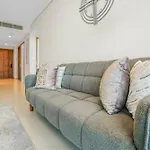Sea View Apartment Located On The 39Th Floor With Rooftop Pool Close To World Trade Centre