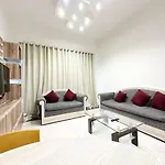 1Bedroom Apartment With Portable Bed In Living Area