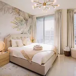 Sophisticated Studio In The Heart Of Dubai, Walk From Burj