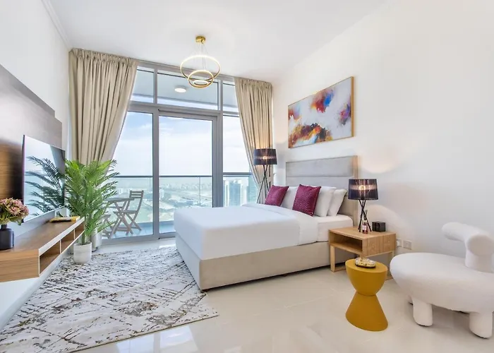 Full Golf View Studio In Damac Hills - Host & Stay