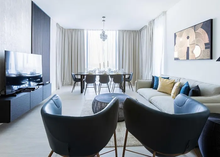 Nasma Luxury Stays - Luxury Retreat With Balcony And Stunning City View