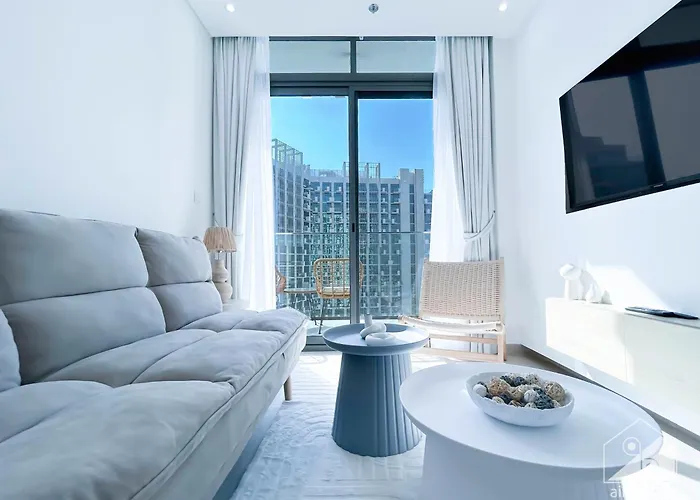 Luxurious 1-Br Apt With Balcony In Azizi Fawad