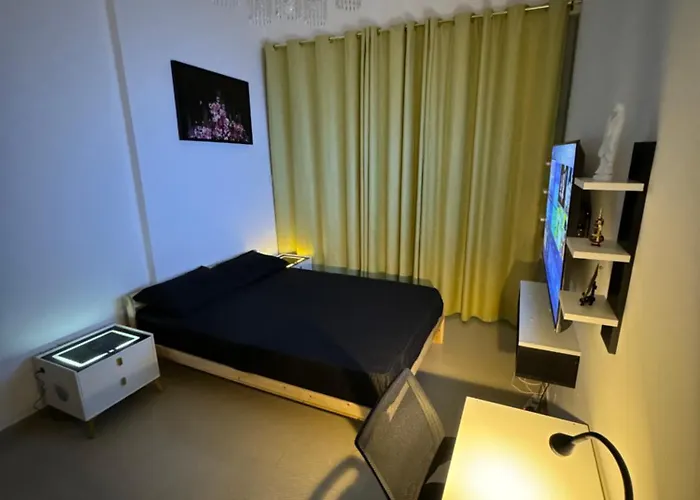 Tidy Master Room In Marina Near Metro