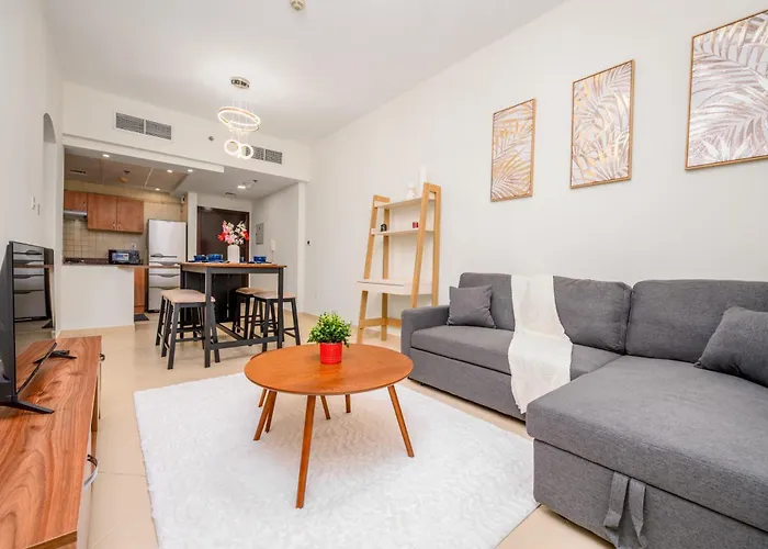Luxurious 1-Br Apt In Active Dubai Marina