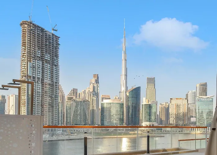 Stunning Waterfront Burj Views With Pool & Gym, Sleeps 6