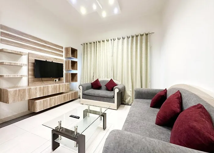 1Bedroom Apartment With Portable Bed In Living Area