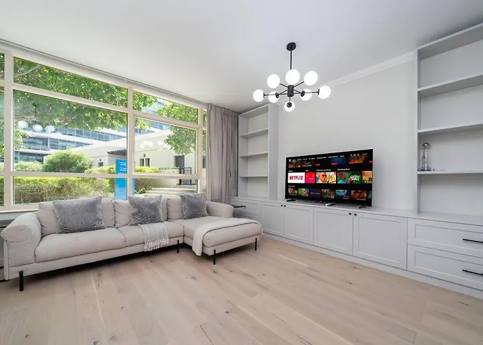 Luxurious 2 Bed Waterfront Living At Marina Quays