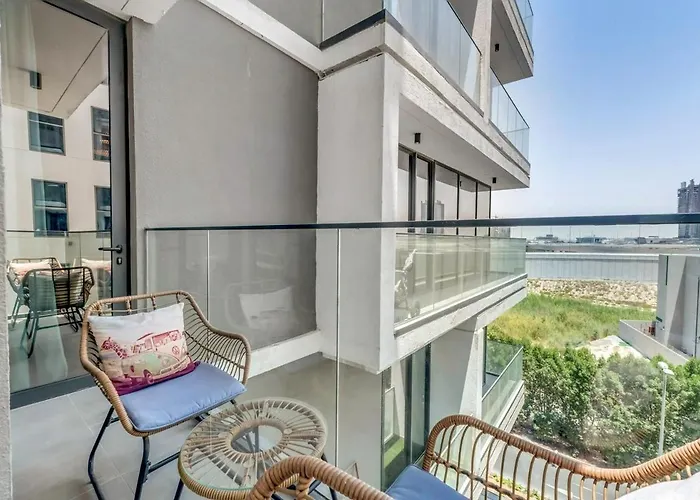 Waves - Rustic Chic 1 Bedroom Retreat In Vibrant Jvc
