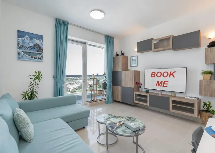 Modern 1-Bed With Scenic Golf Course View