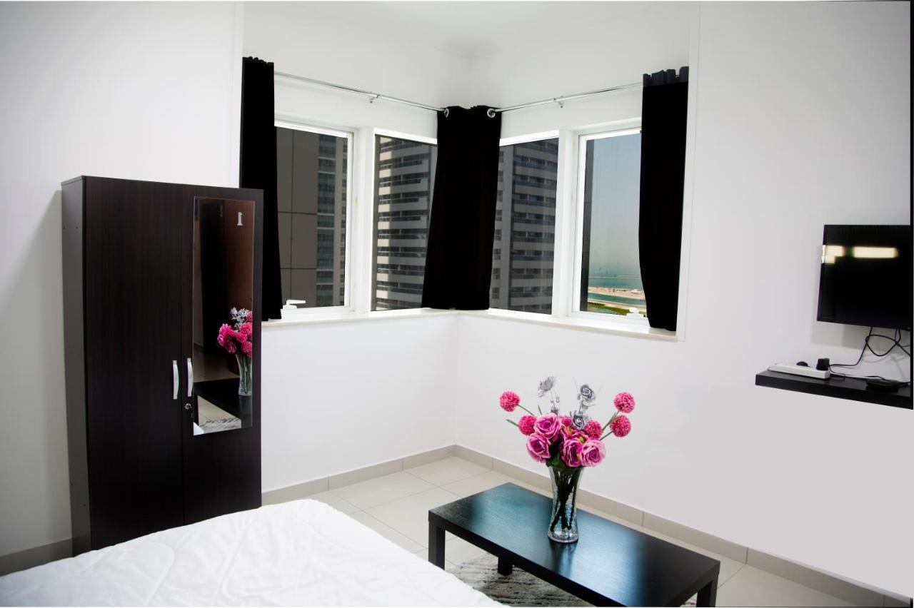 Luxurious Beach Front With Sea View-private Bathroom Privatunterkunft Dubai