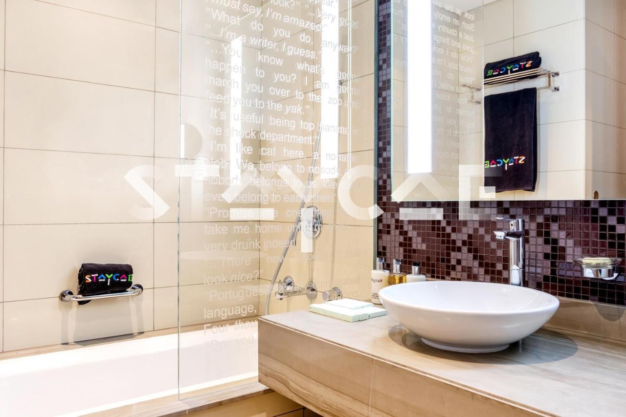 Staycae Paramount Towers Lägenhet Dubai