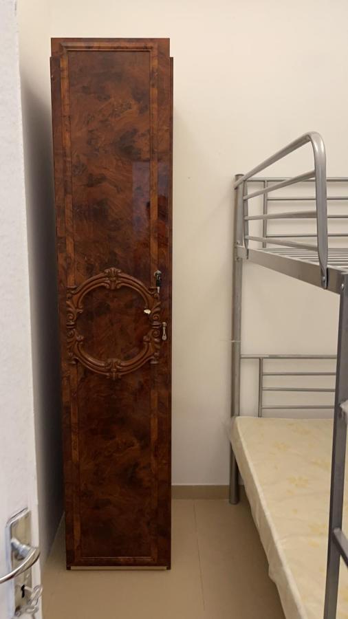 Apartamento Bed Space For Indian And Pakistani Male Only