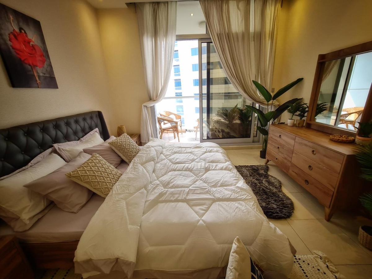 Green Sky Holiday With Shared Kitchen And Lounge