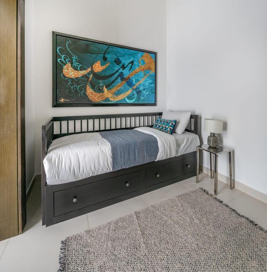 Frank Porter - Lofts Apartment Dubai