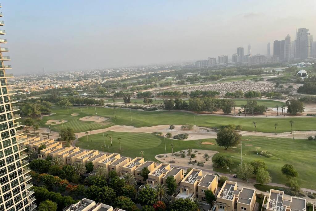 Cozy 2 Bedroom Apt Golf Tower Greens, Stunning Golf Views Apartamento Dubái