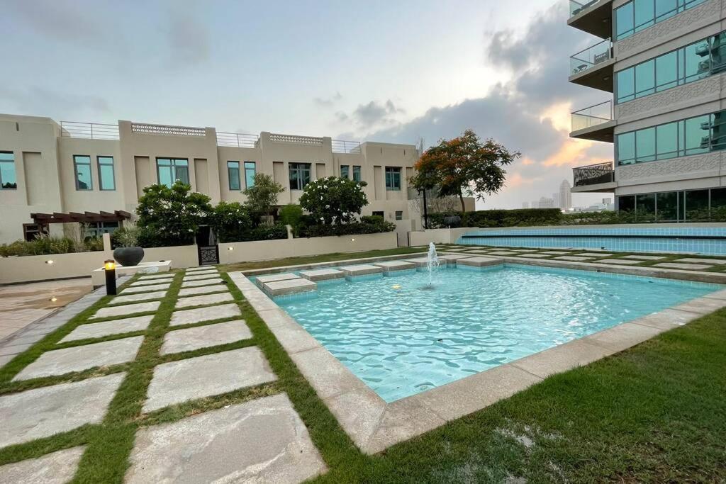 Cozy 2 Bedroom Apt Golf Tower Greens, Stunning Golf Views Dubái