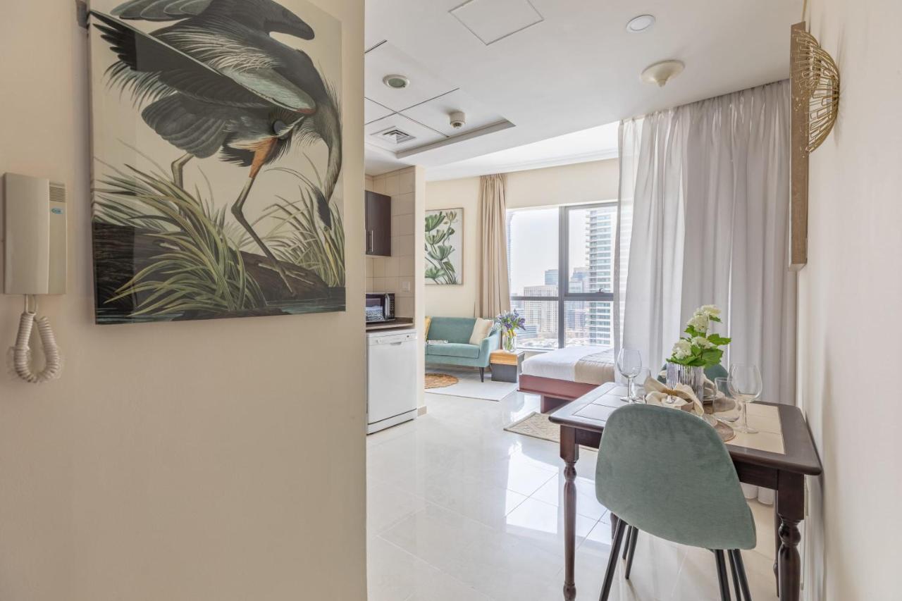 Frank Porter - Bay Apartemen Dubai