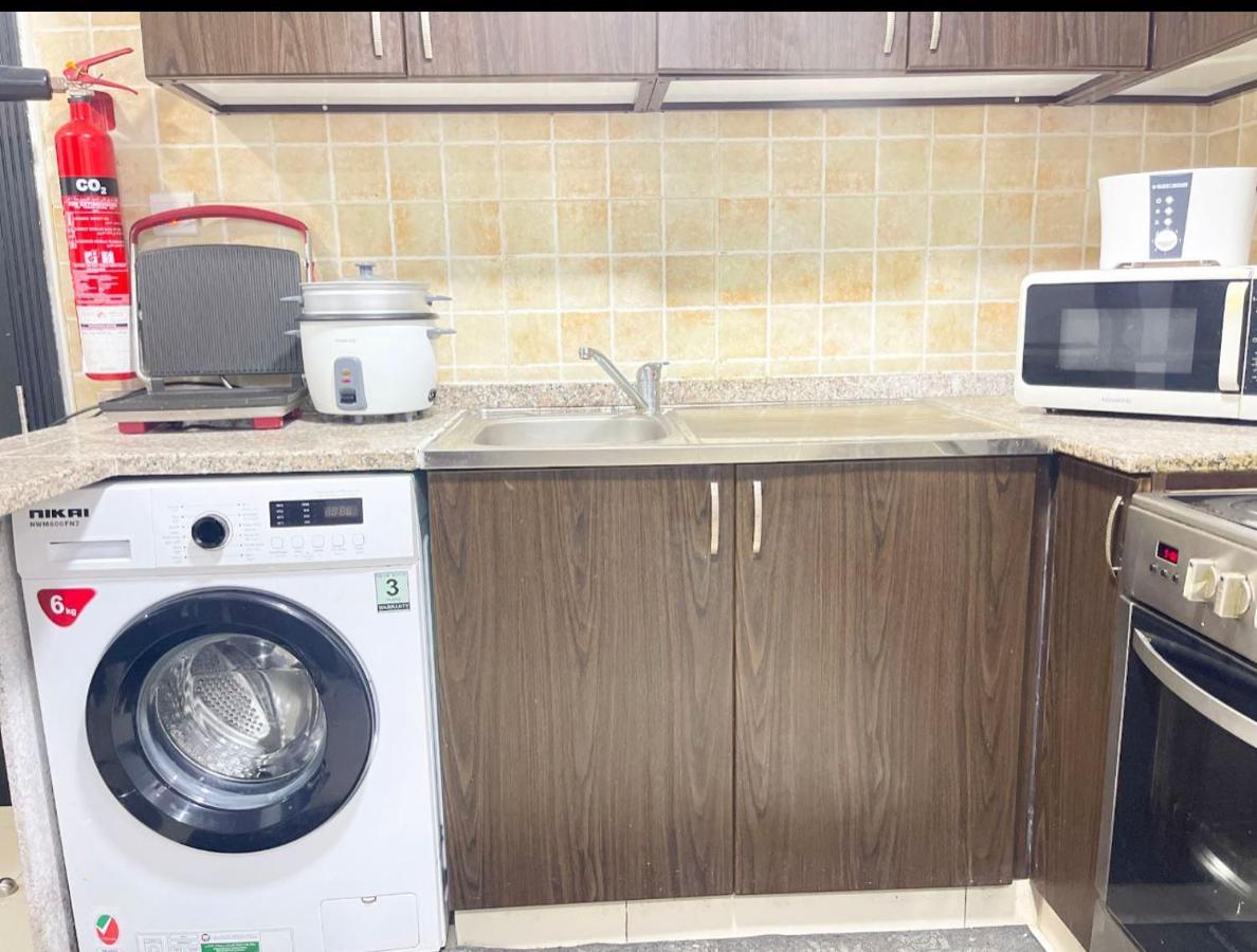 Private Gorgeous With Marina View With Shared Kitchen In Shared Privatunterkunft Dubai