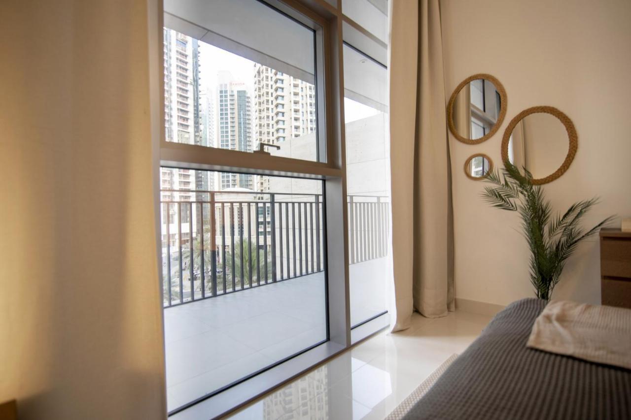 Elegant With Balcony Minutes From Burj Khalifa Appartamento