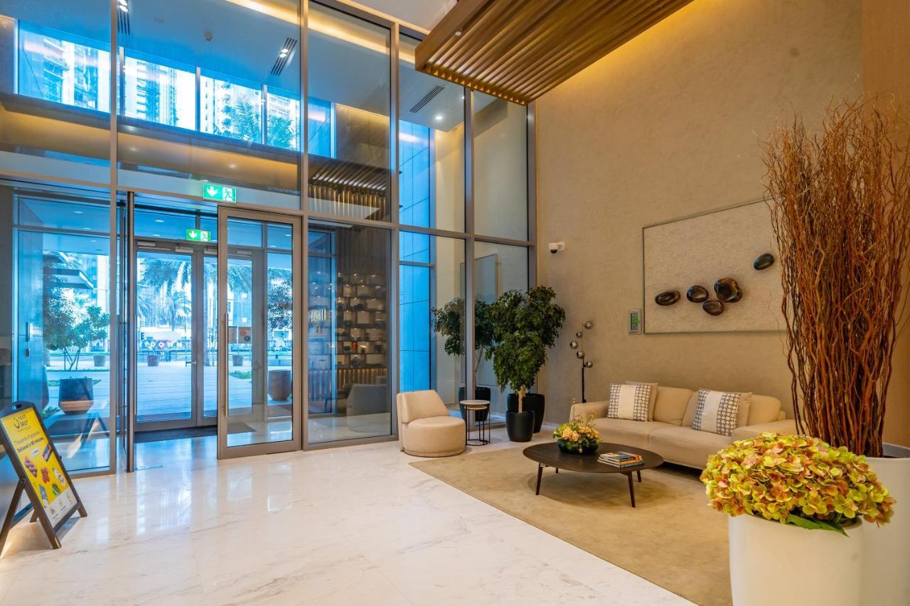 Elegant With Balcony Minutes From Burj Khalifa Dubai