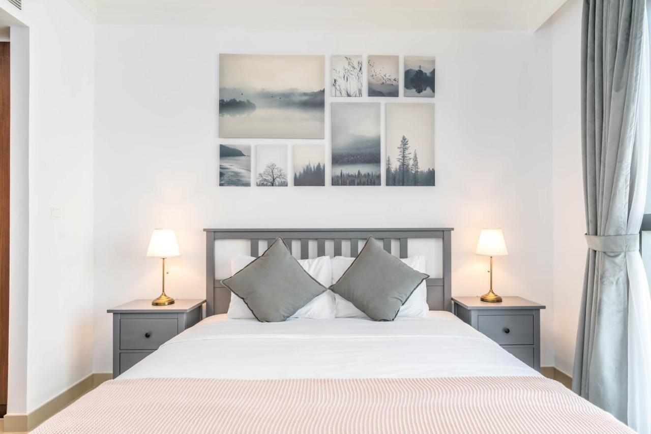 Lux Boulevard Point Sky Line Views