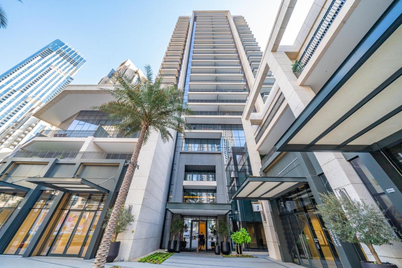 Elegant With Balcony Minutes From Burj Khalifa Dubai