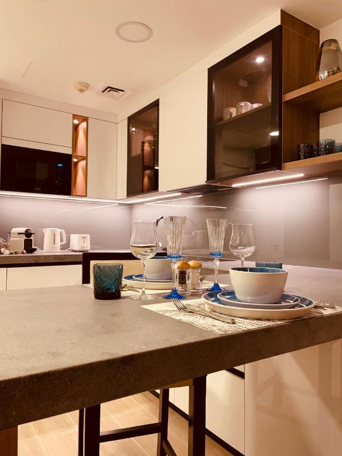 Luxury On The Metro Facing Marina Apartment *